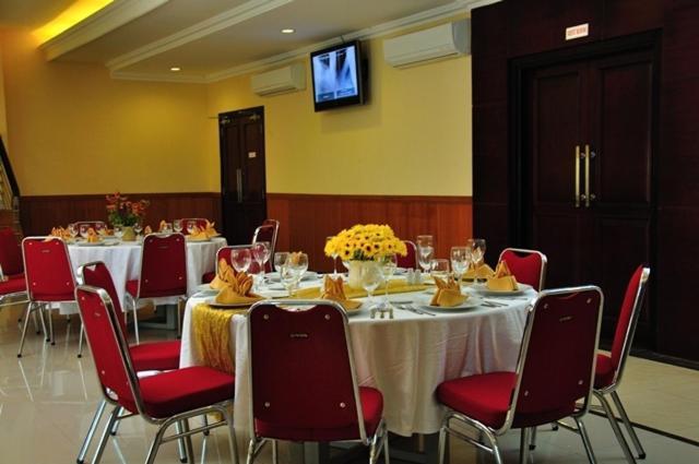 Feodora Airport Hotel Palembang Bagian luar foto